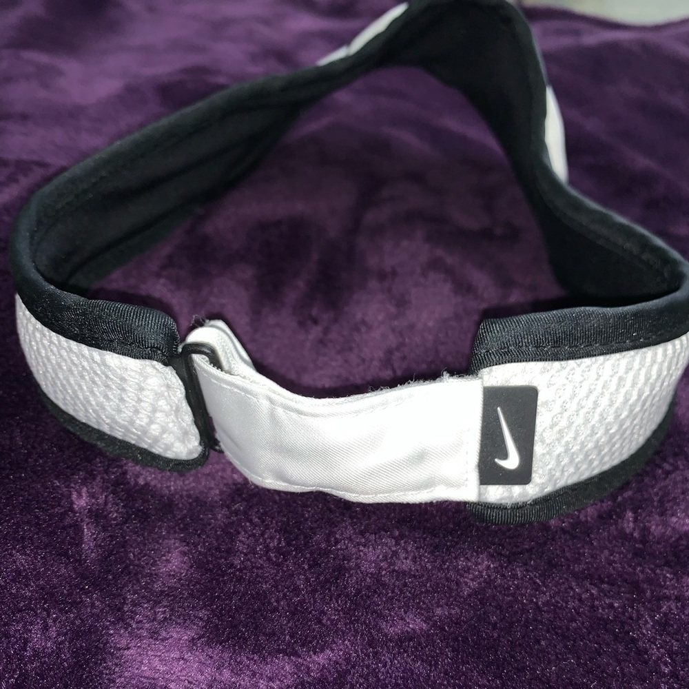 Nike visor, barely worn - Picture 4 of 4